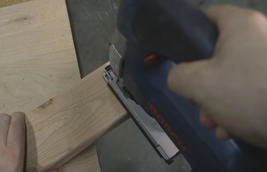 picture of Bosch Jigsaw cutting wood